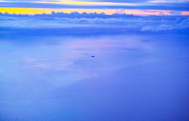 沿海航行的货船图片下载