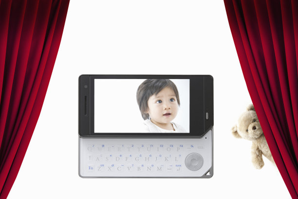 手机屏幕上有毛绒熊和婴儿图片图片下载