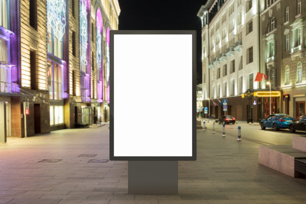 空旷的街道广告牌在夜晚。图片下载
