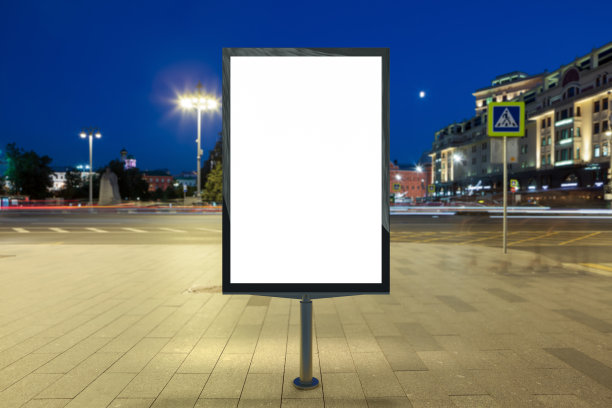 空旷的街道广告牌在夜晚。图片下载