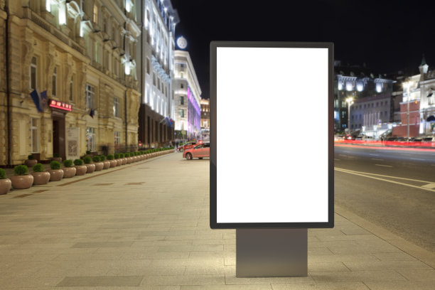 空旷的街道广告牌在夜晚。图片下载