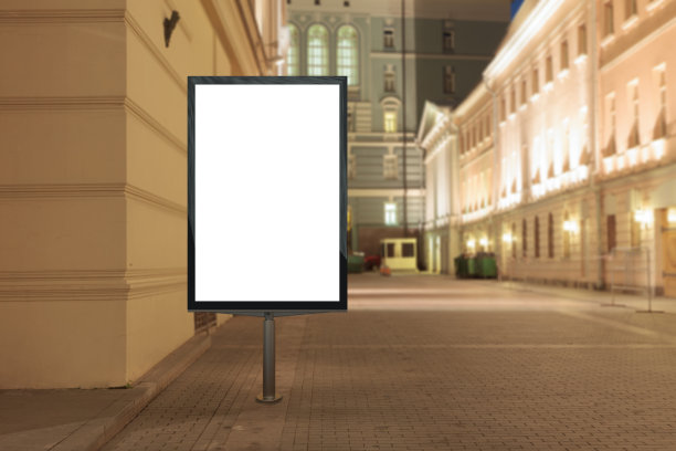 空旷的街道广告牌在夜晚。图片下载