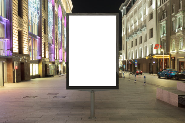 空旷的街道广告牌在夜晚。图片下载