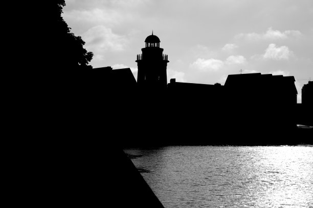 海滨的建筑物和灯塔的剪影图片下载