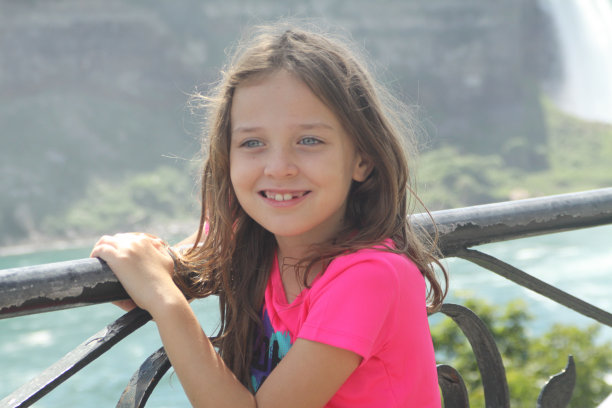 女孩通过栏杆图片下载