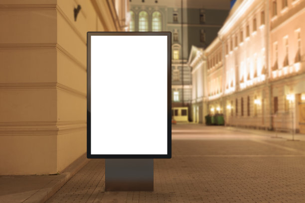空旷的街道广告牌在夜晚。图片下载