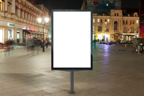 空旷的街道广告牌在夜晚。图片下载