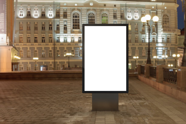 空旷的街道广告牌在夜晚。图片下载