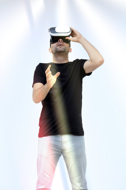 男人玩vr眼镜图片下载
