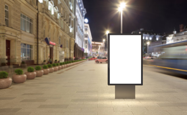 空旷的街道广告牌在夜晚。图片下载