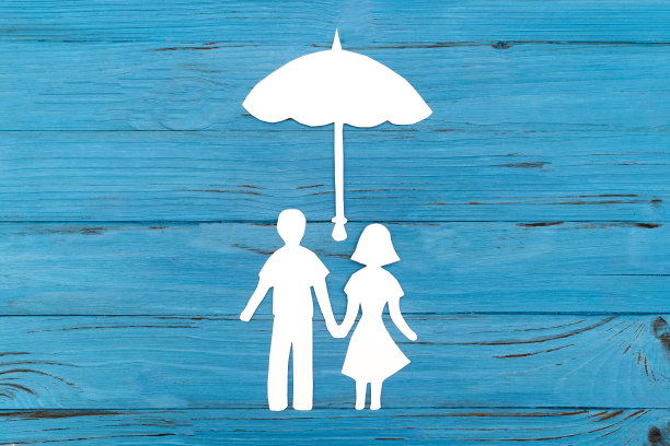 蓝色背景上幸福的纸家庭的特写图片下载