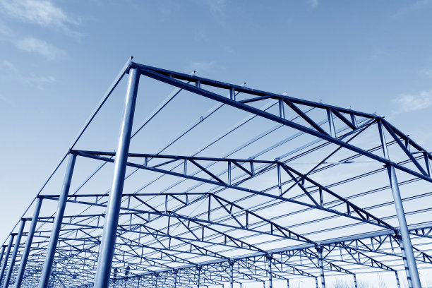 在中国北方的一家工厂里，蓝天背景下的金属框架图片下载