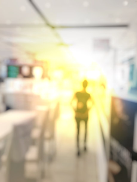 模糊形象的快乐的年轻女子与白衬衫在购物中心购物，超过抽象模糊照片的服装店，服装，销售，时尚，风格和人的概念图片下载