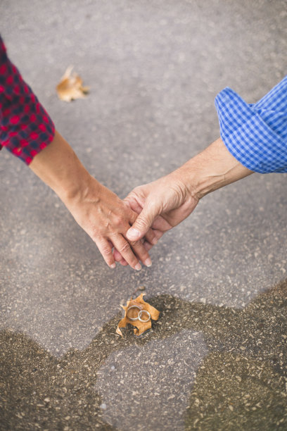 一群老年人手牵着手的照片图片下载