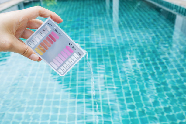 女孩手牵游泳池测试员图片下载