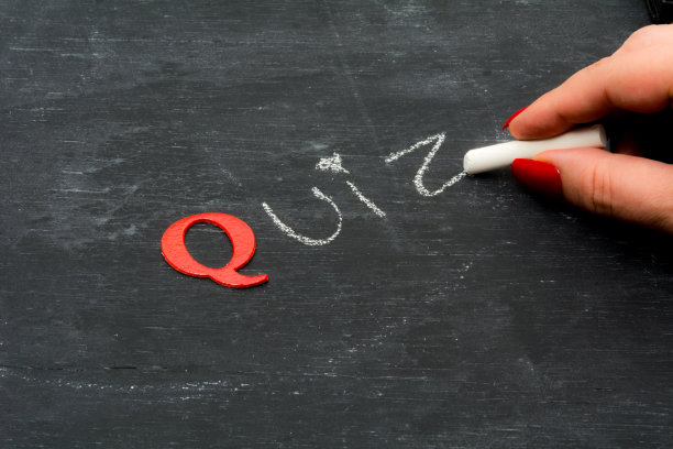 女人在黑板上画画测验素材图片