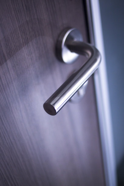 豪华现代办公会议室门不锈钢拉手和锁图片下载