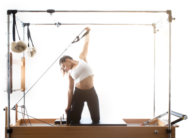 女性普拉提改革者运动健身孤立图片下载