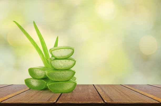 产品上的芦荟显示木质柜台背景。图片下载