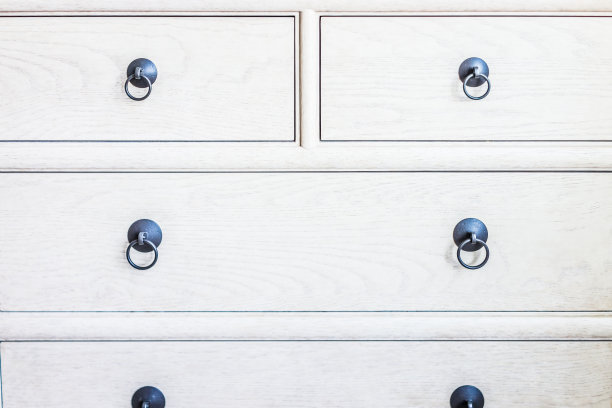 特写的现代轻木衣柜抽屉在卧室与自然光在分期家，房子公寓模型图片下载