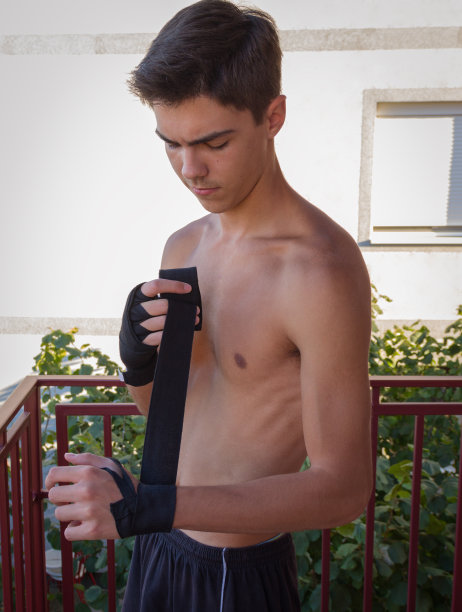 青少年准备练习拳击图片下载