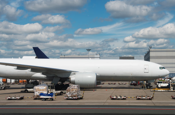货机正在机场装货。图片下载