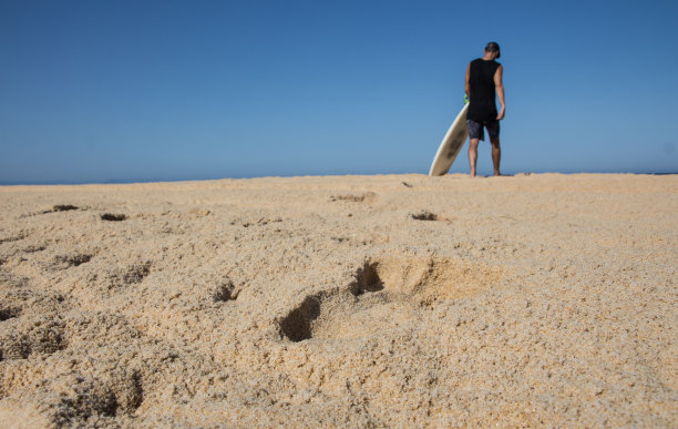 在沙地上行走的人素材图片