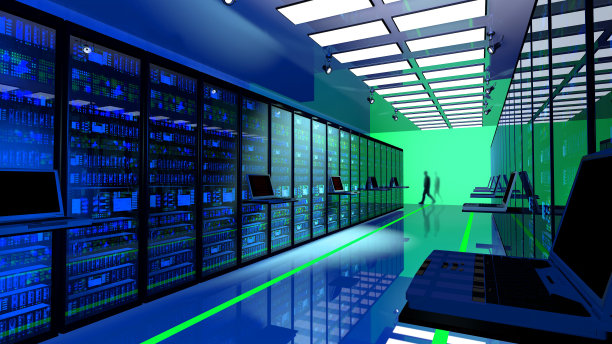 服务器室的终端监视器和数据中心的服务器机架素材图片