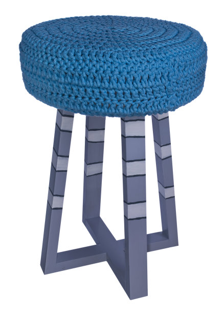 灰色、白色、黑色图案的手工凳子。蓝色毛料圆形座椅。图片下载