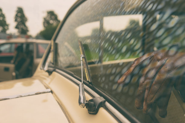 老爷车的挡风玻璃图片下载