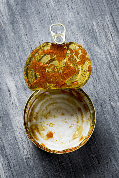 简陋木桌上的空罐子素材图片