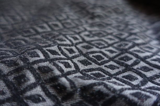 带黑色菱形图案的波纹灰色织物图片下载