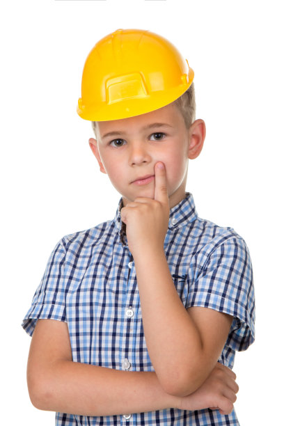 随意思考的男人-白人男性模型。半长情绪肖像男孩穿着蓝色衬衫和建设者的头盔。图片下载