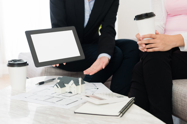 女商人向客户展示房屋模型图片下载