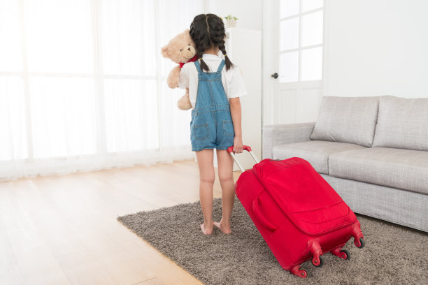 可爱可爱的女孩孩子的背影照片图片下载