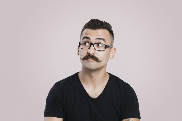 思考并凝视远方的年轻胡子男图片下载