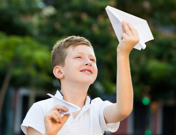 男孩在玩玩具飞机图片下载