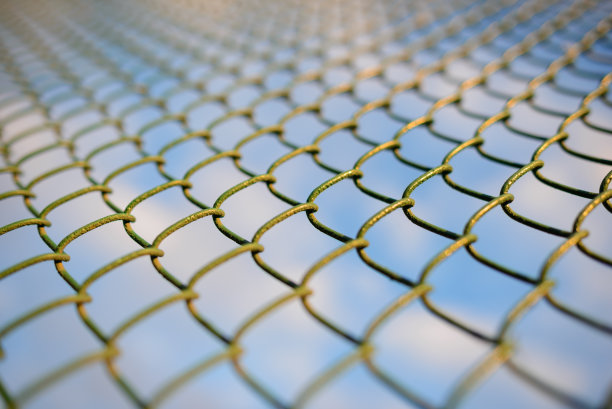 栅栏与金属网格的透视图片下载