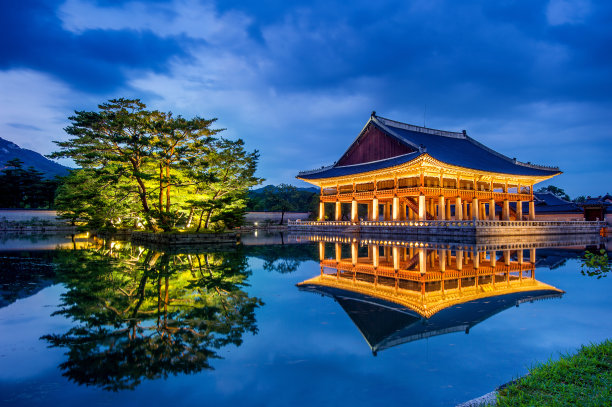 韩国首尔京福宫的夜景。图片下载