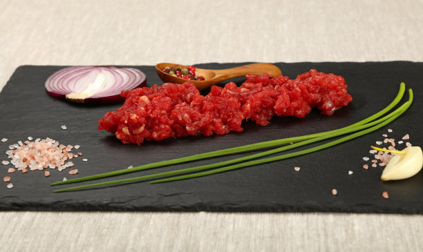 生牛肉碎肉和香料放在黑板上图片下载