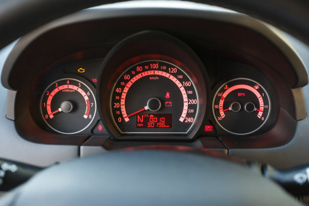 汽车仪表盘上有红灯图片下载