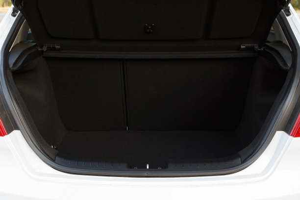 汽车与开放干净空后备箱图片下载