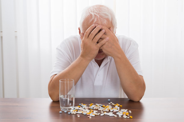 抑郁的高级人图片下载