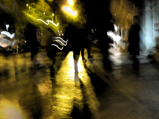 晚上站在灯光下的人图片下载