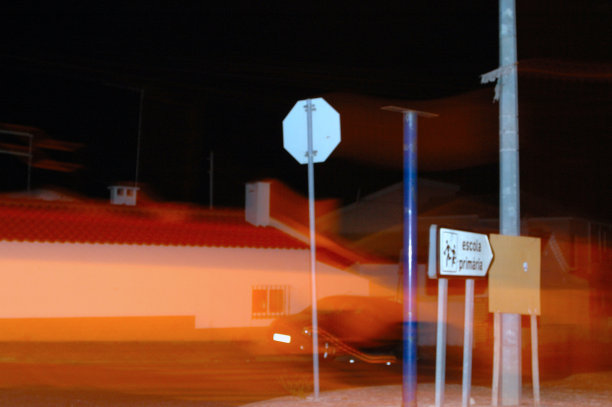 夜间照明信息标志特写图片下载