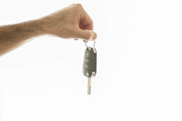 拿着车钥匙。孤立在白色背景上。图片下载