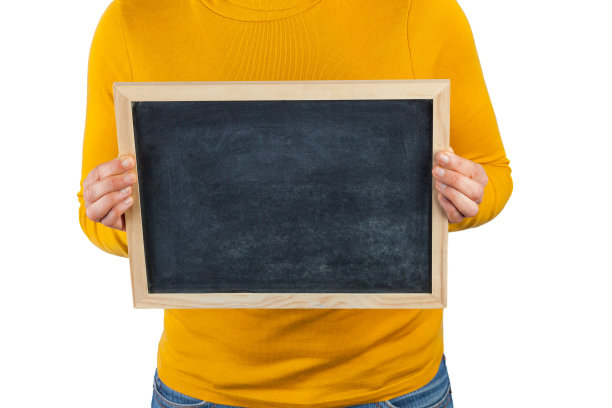 女性双手捧着黑色小黑板，身前特写孤立在白色背景与拷贝空间图片下载