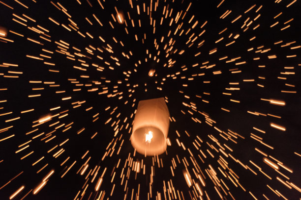 泰国易鹏节天空中的灯笼素材图片