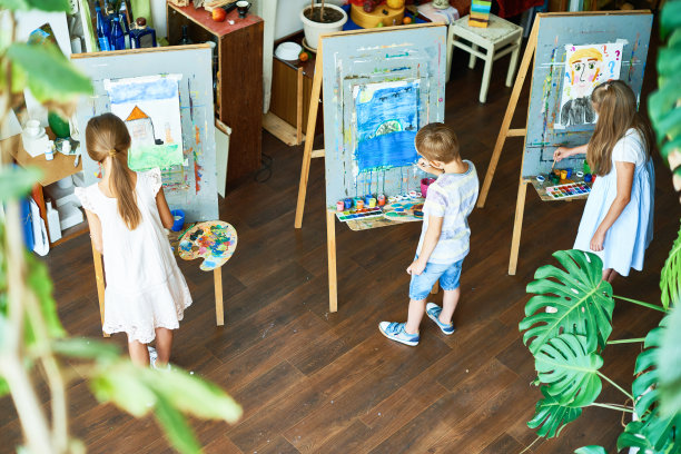 繁忙的艺术工作室图片下载