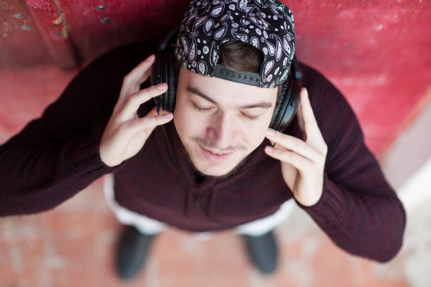 他戴着棒球帽，戴着耳机，闭着眼睛图片下载